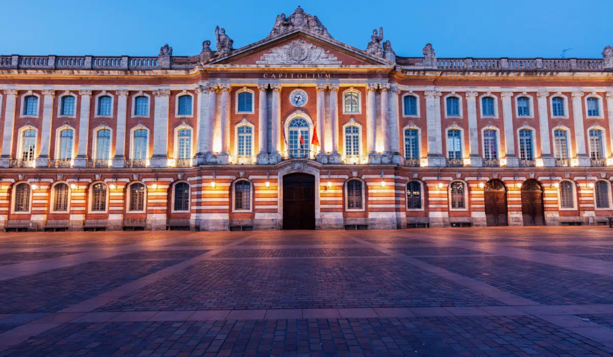 Toulouse, façade du Capitole, repère institutionnel de la formation en Sophrologie Caycédienne