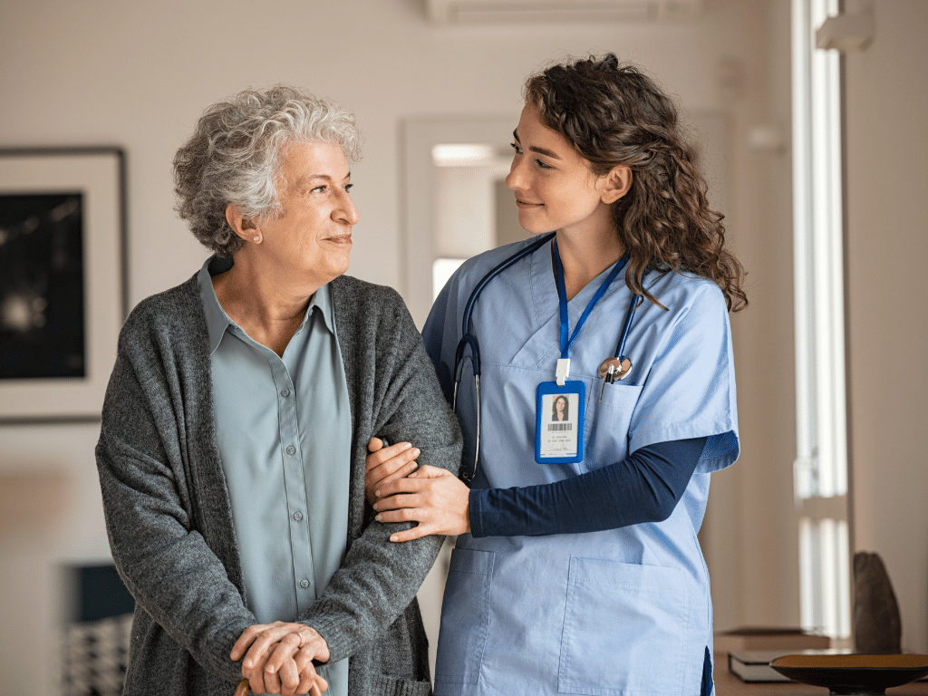 Professionnelle de santé accompagnant une personne avec attention